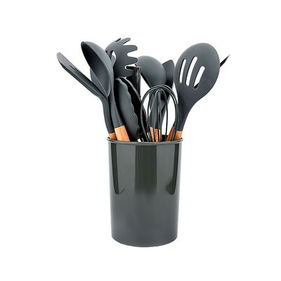 Utensile antiaderante degli accessori delle pentole della cucina messo con la maniglia lunga