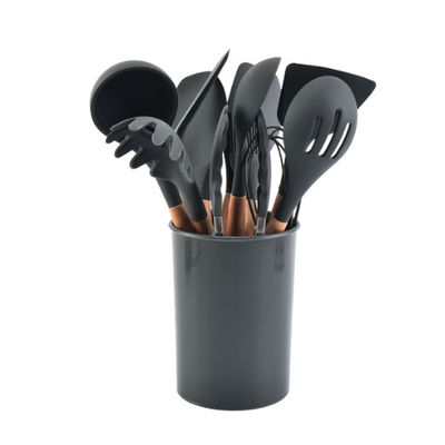 Utensile antiaderante degli accessori delle pentole della cucina messo con la maniglia lunga
