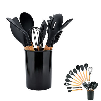 Utensile antiaderante degli accessori delle pentole della cucina messo con la maniglia lunga