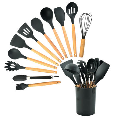 Utensile antiaderante degli accessori delle pentole della cucina messo con la maniglia lunga