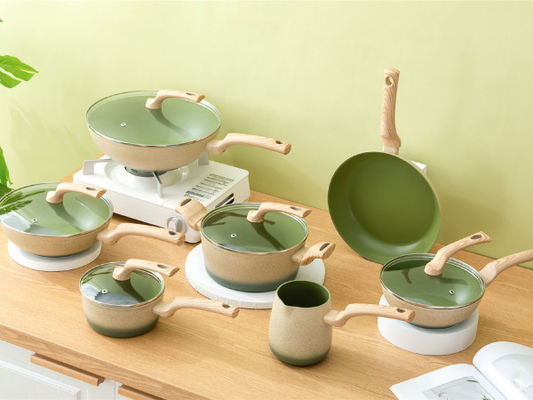 Le pentole di alluminio leggere di BSCI hanno messo 8Piece con la maniglia di legno