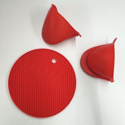 Prodotti essenziali per la cucina: set di copricapo e porta piatti in silicone