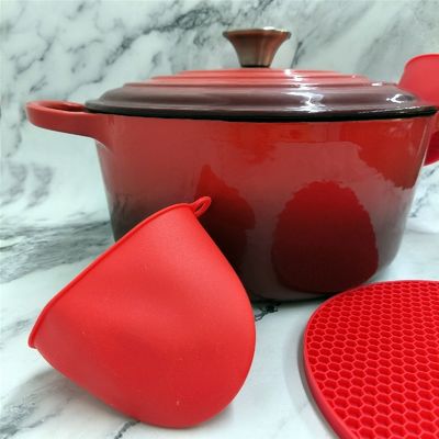 Forno olandese in ghisa fino a 6 litri con coperchio - Disponibile in 6 colori con guanti in silicone e portapotti